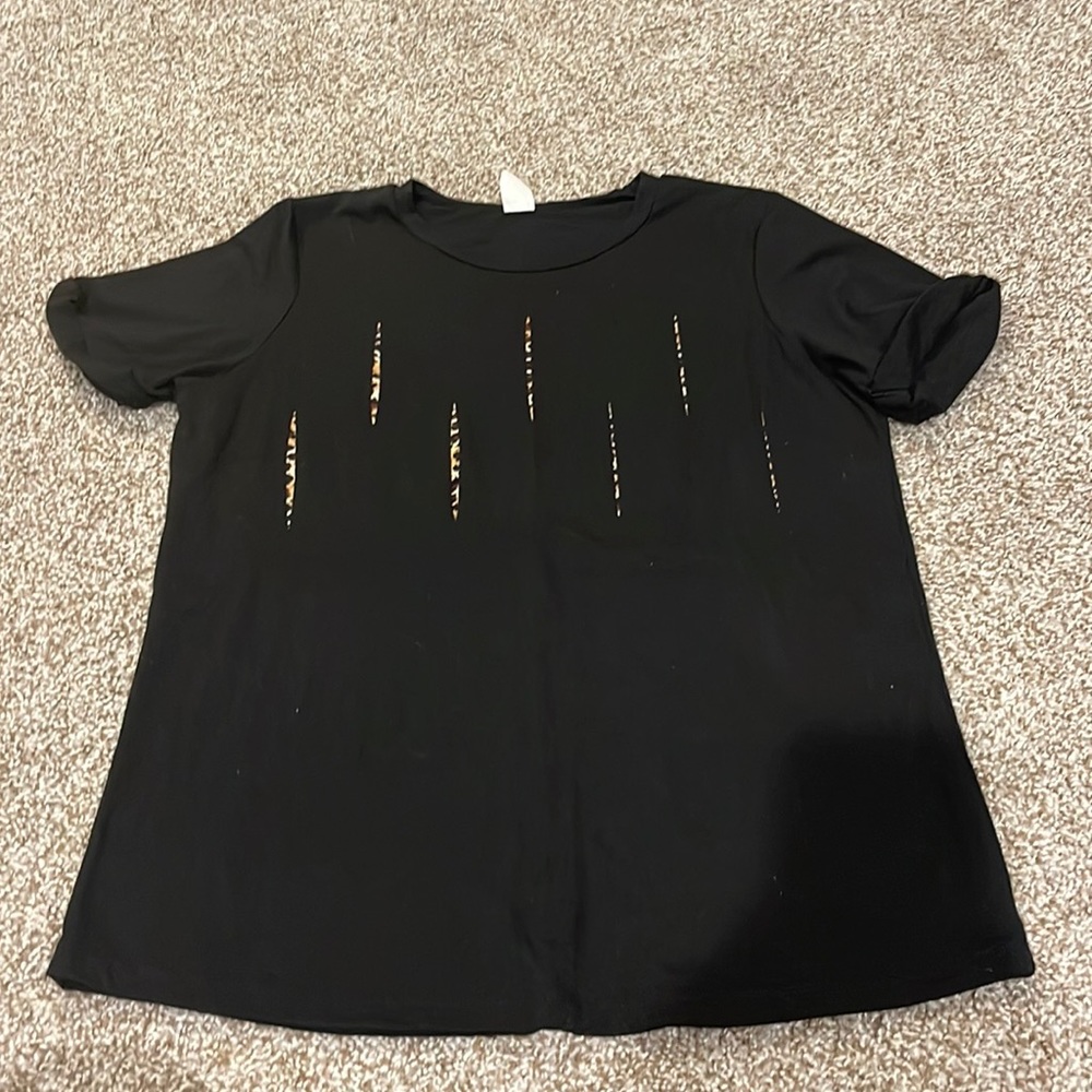 Short sleeve top converse it’s cheetah slits